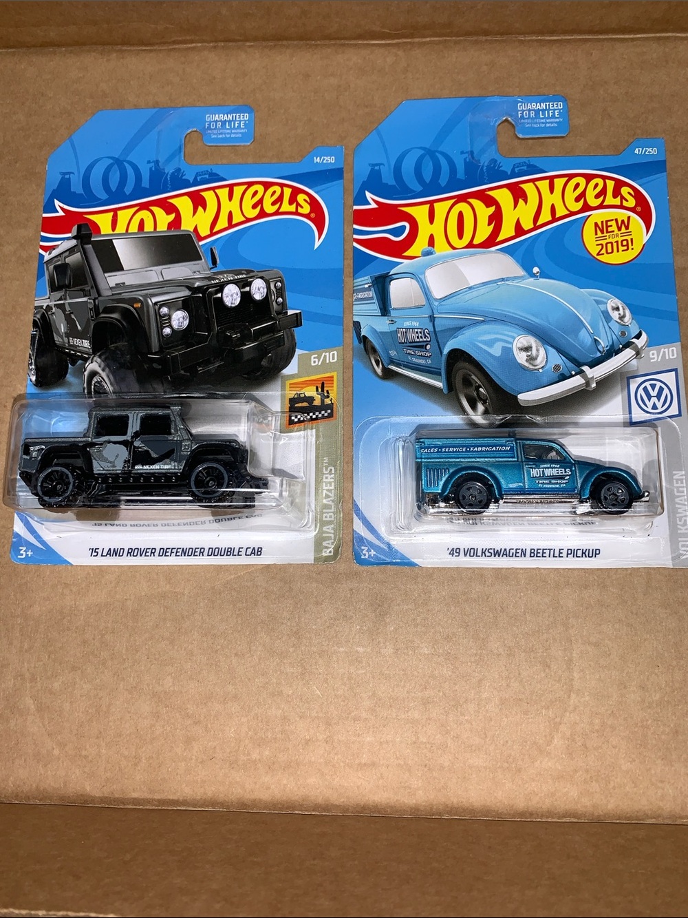 Hot Wheels Black '15 Land Rover Defender Double Cab –49 Volkswagen Beetle pickup